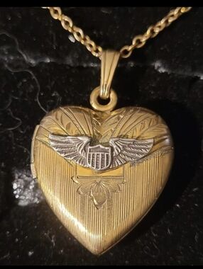 ⚘️SOLD ⚘️Vintage  Heart  Locket  Necklace fm  Navy  Avia